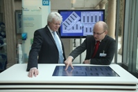 Rainer Unsöld (rechts) stellt Anwendungsbeispiele für Multitouch-Systeme und mobile Applikationen