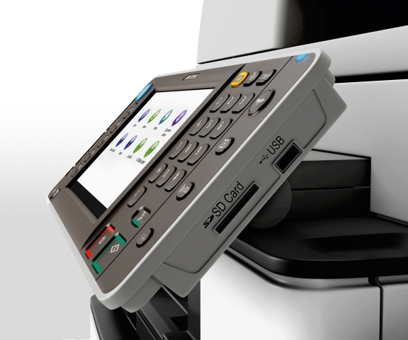 Die Systeme Aficio MP 4002 und Aficio MP 5002 verfügenüber USB- und SD-Steckplätze an der rechten Se