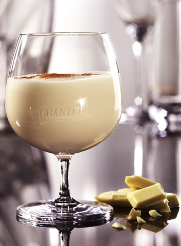 CHANTRÉmisu - ein Dessertcocktail, der nach Kokosnuss und weißer Schokolade schmeckt CHANTRÉmisu - ein Dessertcocktail, der nach Kokosnuss und weißer Schokolade schmeckt