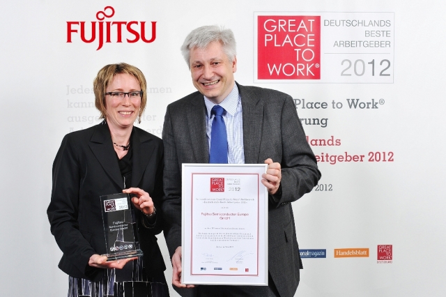 Sonja Morrison (l.) und Axel Tripkewitz von Fujitsu Semiconductor Europe nehmen die Auszeichnung in Sonja Morrison (l.) und Axel Tripkewitz von Fujitsu Semiconductor Europe nehmen die Auszeichnung in