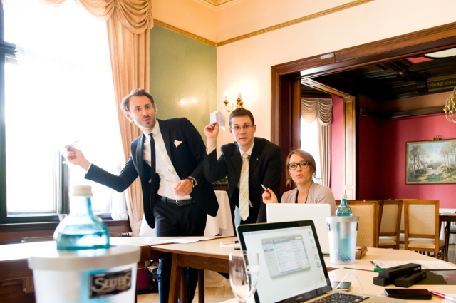 Matthias Reuter (Mitte), Veranstaltungsleiter Hotel Romantischer Winkel mit Team