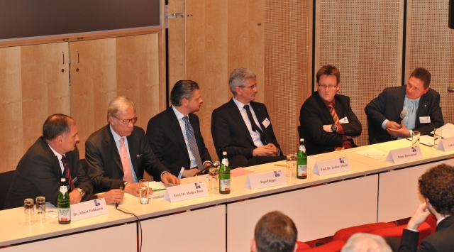 Podiumsdiskussion - (v.l.n.r.) Dr. Albert Nussbaum, Geschäftsführer Mercuri Urval GmbH, Prof. Dr. Ho Podiumsdiskussion - (v.l.n.r.) Dr. Albert Nussbaum, Geschäftsführer Mercuri Urval GmbH, Prof. Dr. Ho