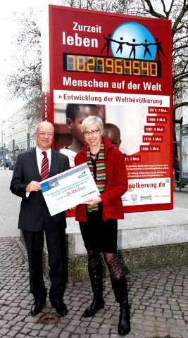 Wertgarantie-Vorstandsvorsitzender Thomas Schröderüberreicht den Spendenscheck an Renate Bähr Wertgarantie-Vorstandsvorsitzender Thomas Schröderüberreicht den Spendenscheck an Renate Bähr