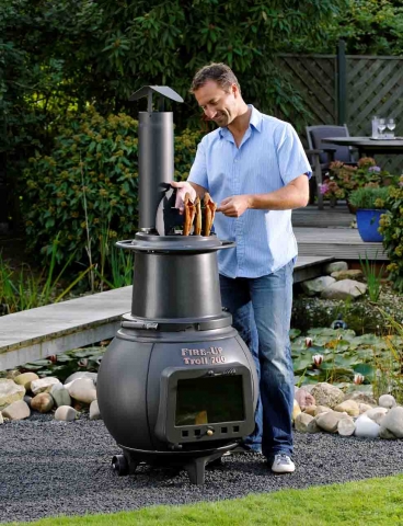Nicht nur beim Grillen, Räuchern oder Braten, auch als Gartenkamin macht der gusseiserne Alleskönner