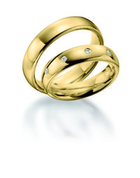 Trauringe und Hochzeit gehören zusammen: Ein Ring symbolisiert durch seine Kreisform bereits seit de