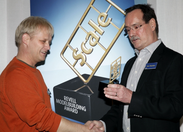 Revell Geschäftsführer Hans Ulrich Remfertübergibt den Scale Award 2011 an den Sieger Ingo Hartmann Revell Geschäftsführer Hans Ulrich Remfertübergibt den Scale Award 2011 an den Sieger Ingo Hartmann
