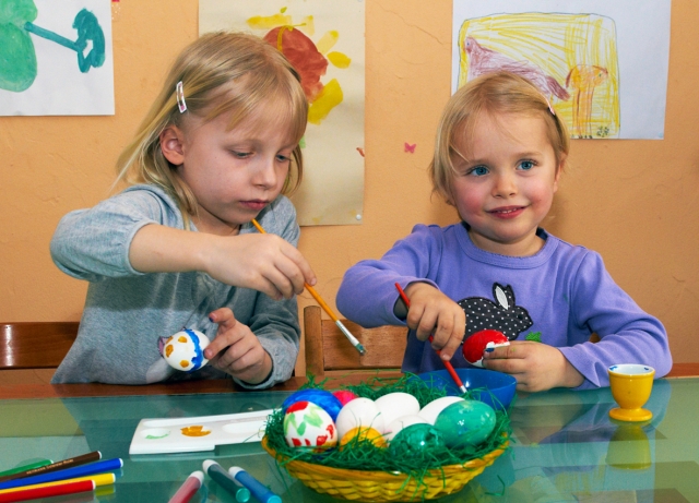 Bastelspaßohne Bauchschmerzen: Kinder sollten Ostereier beim Auspusten nicht direkt mit dem Mund ber Bastelspaßohne Bauchschmerzen: Kinder sollten Ostereier beim Auspusten nicht direkt mit dem Mund ber