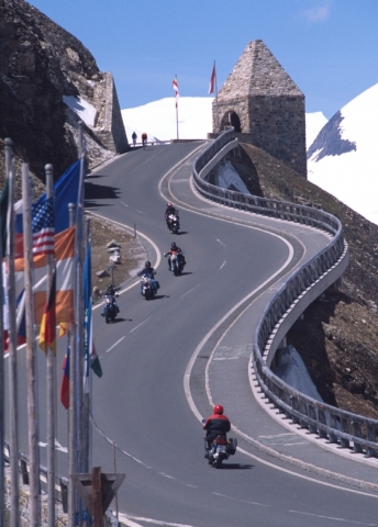 Erlebnisreiche Motorradtouren warten, wie hierüber die Großglocknerstraße.