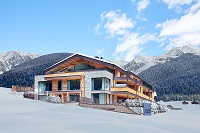 Chalet Salena in verschneiter Berglandschaft (c) Michael Huber (Hotel Quelle) Chalet Salena in verschneiter Berglandschaft (c) Michael Huber (Hotel Quelle)