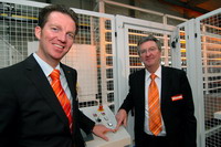 Björn Kemper und Gerd Kemper drücken den Startknopf für den Intellistore