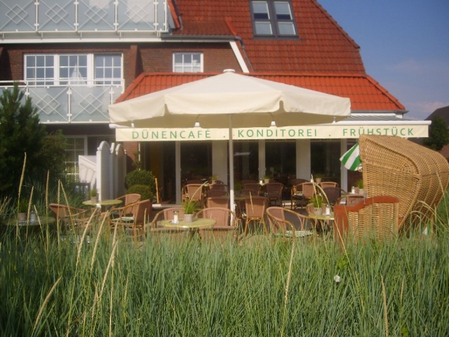 Terrasse des Dünen-Cafes im Landidyll Hotel Insel Büsum an der Nordsee Terrasse des Dünen-Cafes im Landidyll Hotel Insel Büsum an der Nordsee