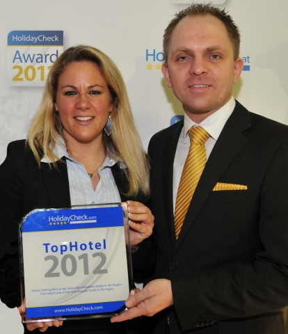 Preisverleihung auf der ITB in Berlin (von links): Tanja Vollmuth vom Reiseportal HolidayCheck und H Preisverleihung auf der ITB in Berlin (von links): Tanja Vollmuth vom Reiseportal HolidayCheck und H
