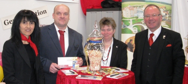 Von links: Die Promotoren Frau Cicek Akkoyun, Herr Karl Streinz, Frau Claudia Fritz und Herr Gerhard Von links: Die Promotoren Frau Cicek Akkoyun, Herr Karl Streinz, Frau Claudia Fritz und Herr Gerhard