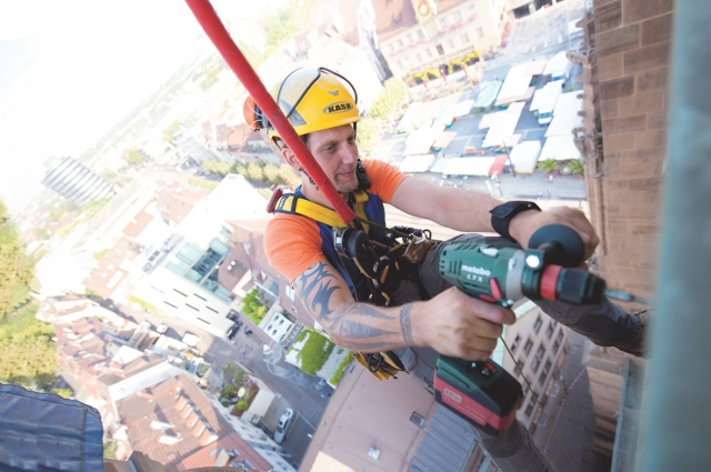 Fernab der Steckdose 33 Prozent länger arbeiten als bisher mit den neuen 4.0-Ah-Akkus von Metabo. Fernab der Steckdose 33 Prozent länger arbeiten als bisher mit den neuen 4.0-Ah-Akkus von Metabo.