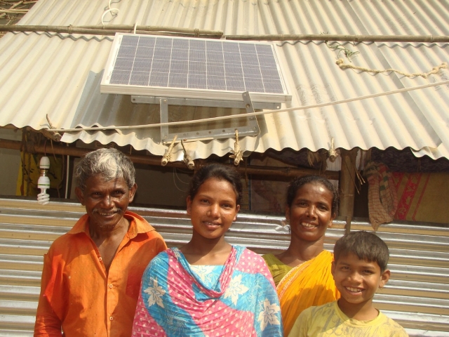 Familie mit Solar-Home-System_Quelle Andheri-Hilfe Bonn