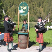 links:Roland Stöckli, rechts: Ruedi Attinger, Zurich Caledonian Pipe Band & Detlef Sommer, SWBOE