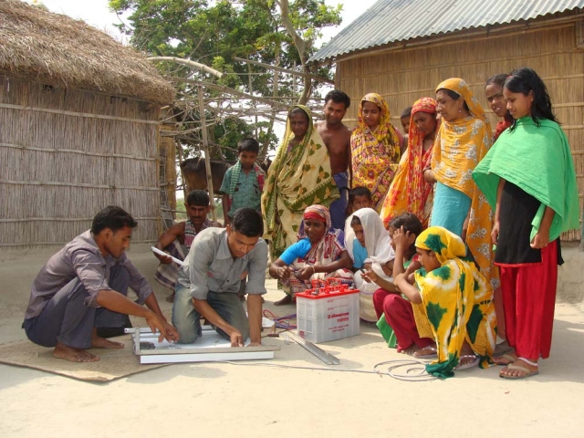 Familie in Bangladesch wartet gespannt auf die Installation der Solaranlage. Besonders die Kinder pr Familie in Bangladesch wartet gespannt auf die Installation der Solaranlage. Besonders die Kinder pr