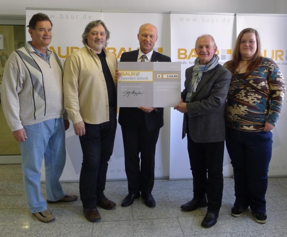 Baur-Pressesprecher Dr. Jörg Hoepfner (Mitte)übergab einen großen Spendenscheck an Alfons Hrubesch v Baur-Pressesprecher Dr. Jörg Hoepfner (Mitte)übergab einen großen Spendenscheck an Alfons Hrubesch v