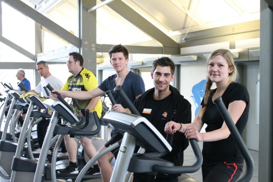(von rechts): Johanna Kosinowski, Cihan Sari (Fitnesstrainer), Kevin Sebastian Stahlberg (von rechts): Johanna Kosinowski, Cihan Sari (Fitnesstrainer), Kevin Sebastian Stahlberg
