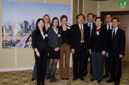Dr. Lin, Geschäftsführer von APMC (Mitte) mit Vertretern von SND (rechts) & APMC-Mitarbeitern Dr. Lin, Geschäftsführer von APMC (Mitte) mit Vertretern von SND (rechts) & APMC-Mitarbeitern