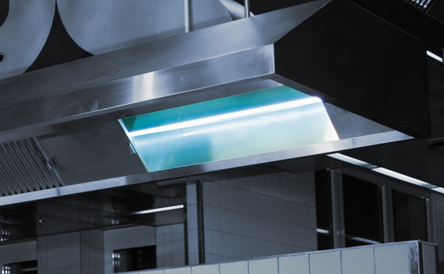 Musterinstallation einer Heraeus Vakuum UV-Lampe in der Küchenhaube der Heraeus eigenen Großküche. Musterinstallation einer Heraeus Vakuum UV-Lampe in der Küchenhaube der Heraeus eigenen Großküche.