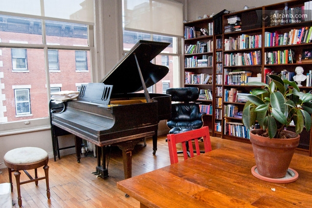Das Loft mit Piano im Stadtteil Soho, New York. (Quelle: Airbnb)