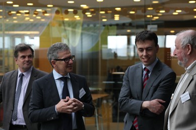 Dr. Nils Schmid (2. v.r.) beim Besuch der DATAGROUP Dr. Nils Schmid (2. v.r.) beim Besuch der DATAGROUP