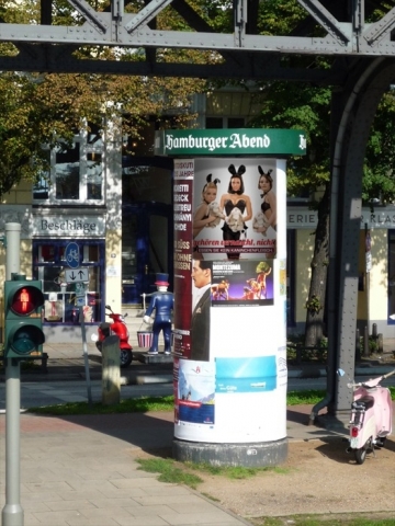 Tierschutzplakate mit Jahrtausend-Playmate an Hamburger Litfaßsäulen Tierschutzplakate mit Jahrtausend-Playmate an Hamburger Litfaßsäulen