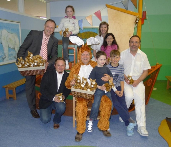 Der Chefarzt der Kinderklinik des Klinikums Bamberg, Prof. Dr. Dr. Karl-Heinz Deeg (rechts), Erziehe Der Chefarzt der Kinderklinik des Klinikums Bamberg, Prof. Dr. Dr. Karl-Heinz Deeg (rechts), Erziehe