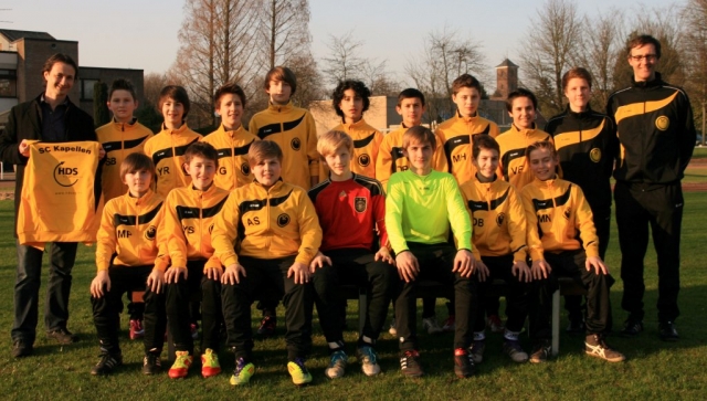 Die D1-Jugend mit ihrem Sponsor Uwe Rau (links)