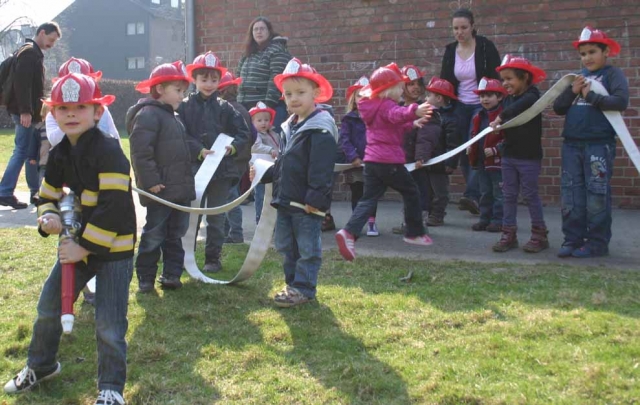 Spielerisch lernen die Kinder den Umgang mit dem Führungsschlauch kennen, der sie im Ernstfall zum S Spielerisch lernen die Kinder den Umgang mit dem Führungsschlauch kennen, der sie im Ernstfall zum S
