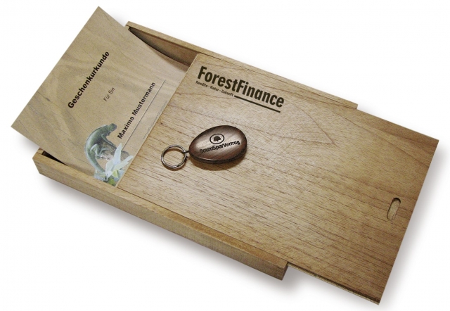 Die Geschenkurkunde erhält der Beschenkte in einer edlen Holz-Schatulle