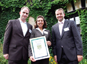 v.l.: Geschäftsführer Thomas Pütter, Denise Kraft-Pütter mit Reinhard Peter (TopTagungshotels.de) 