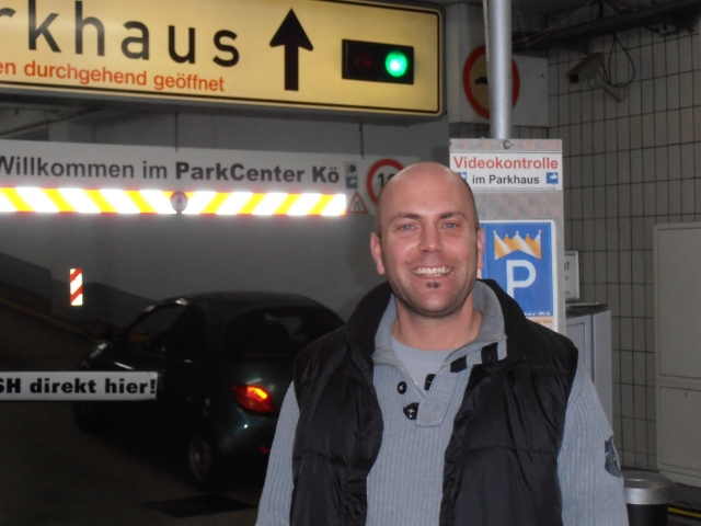 Betriebsleiter Simon Heyer in der Parkhaus-Garage Hagemann