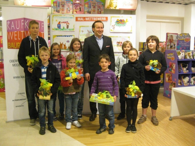 Peter-Alexander Hegedüsch, der Leiter der Kaufwelt Baur,übergab tolle Preise an die zehn Gewinner de Peter-Alexander Hegedüsch, der Leiter der Kaufwelt Baur,übergab tolle Preise an die zehn Gewinner de