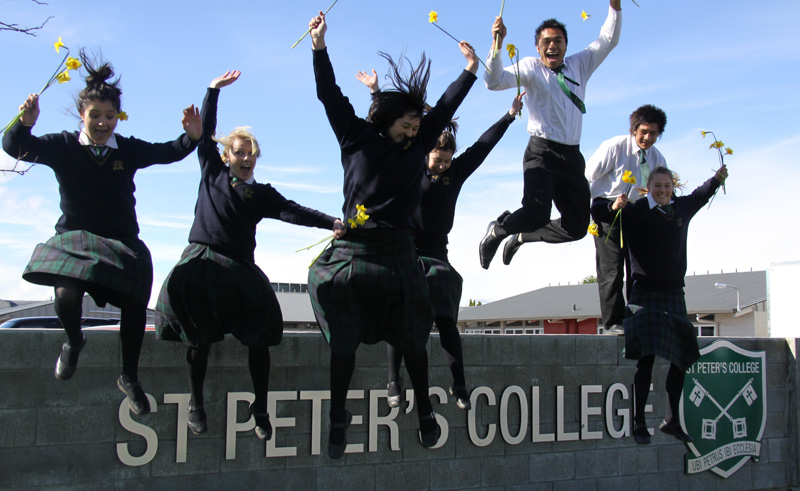 Deutsche Schüler vor High School in Neuseeland 
