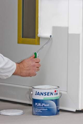 Alte Kunststoffe schnell renoviert: Das Ein-Topf-System von Jansen vereint Grund- und Decklack in ei