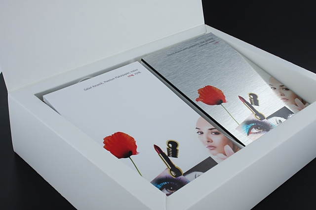 Digitaldruck Musterbox mit mehr als 60 Materialien. Digitaldruck Musterbox mit mehr als 60 Materialien.
