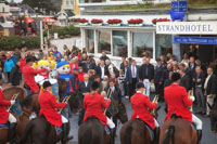 Auftakt zum Duhner Wattrennen: der traditionelle Bügeltrunk vor dem Strandhotel Duhnen in Cuxhaven Auftakt zum Duhner Wattrennen: der traditionelle Bügeltrunk vor dem Strandhotel Duhnen in Cuxhaven