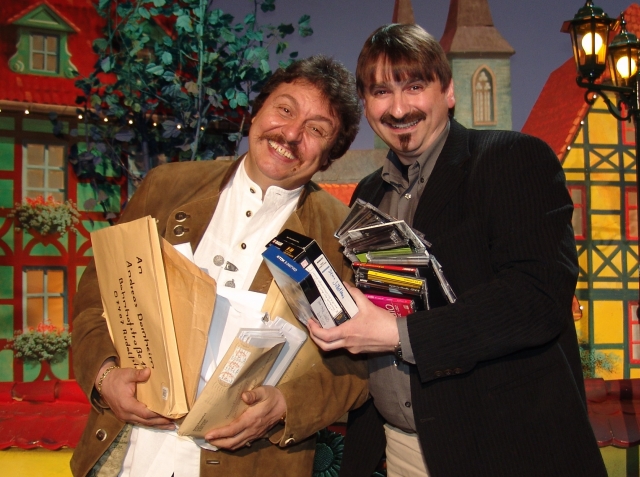 Präsentator Achim Mentzel und Chefjuror Andreas Dornheim beim Sichten der Bewerbungen