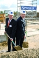 Spatenstich Charlie Langlais (l.), Walter Vill (r.)