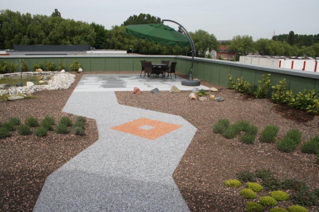 Dank modernem Polyurea-Harz gibt es mit Triflex Stone Design kein Vergilben der Oberfläche. Dank modernem Polyurea-Harz gibt es mit Triflex Stone Design kein Vergilben der Oberfläche.