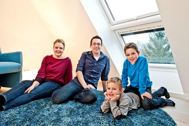Die Oldendorfs - Christian (39), Irina (37), Lasse (8) und Finn (6) stellen im VELUX LichtAktiv Haus Die Oldendorfs - Christian (39), Irina (37), Lasse (8) und Finn (6) stellen im VELUX LichtAktiv Haus