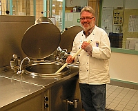 Helmut Humpert in Aktion in der Jugenddorf-Küche (Bild: wort.laut). Helmut Humpert in Aktion in der Jugenddorf-Küche (Bild: wort.laut).