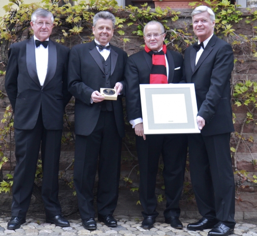 57. Brillat Savarin-Plakette für den Winzer und Gastronom Fritz Keller. v.lks.: Hubert Möstl, Sprech 57. Brillat Savarin-Plakette für den Winzer und Gastronom Fritz Keller. v.lks.: Hubert Möstl, Sprech