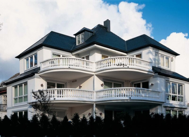 Exklusive Optik: Mit anmutigen Leichtbalustraden im mediterranen Stil wirkt das Haus wie eine Villa. Exklusive Optik: Mit anmutigen Leichtbalustraden im mediterranen Stil wirkt das Haus wie eine Villa.