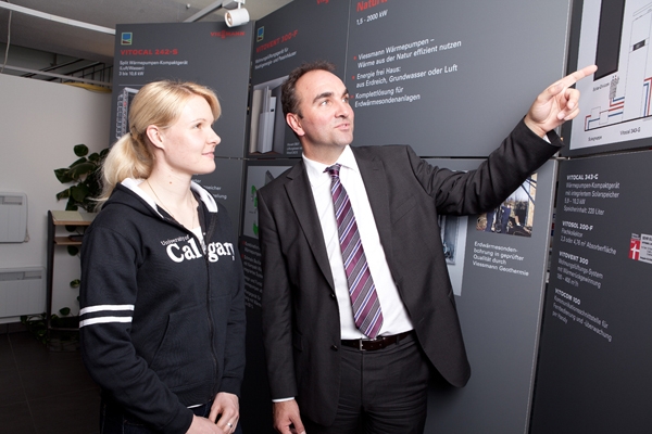Josef Haas, Geschäftsführer der KAMPA GmbH, erläutert Stephanie Beckert die Energieeffizienz von ihr