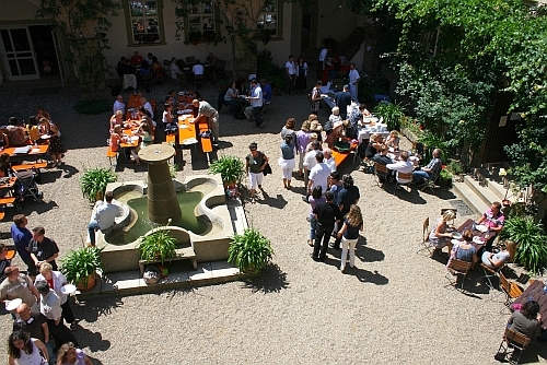 Im Innenhof der Kongress-Location