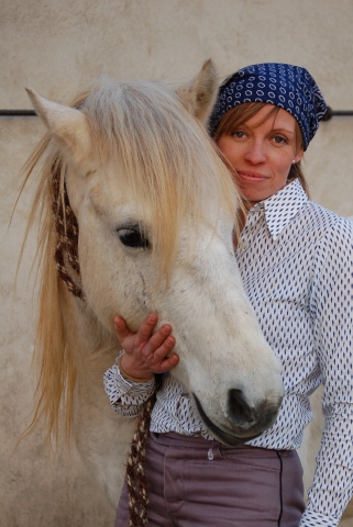 Camarque-Pferd mit Frau