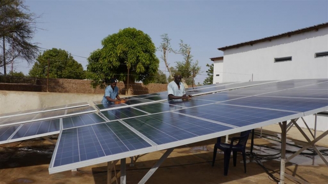 Solaranlage in Gambia_Quelle - Projekthilfe Dritte Welt e. V. Hattingen Solaranlage in Gambia_Quelle - Projekthilfe Dritte Welt e. V. Hattingen